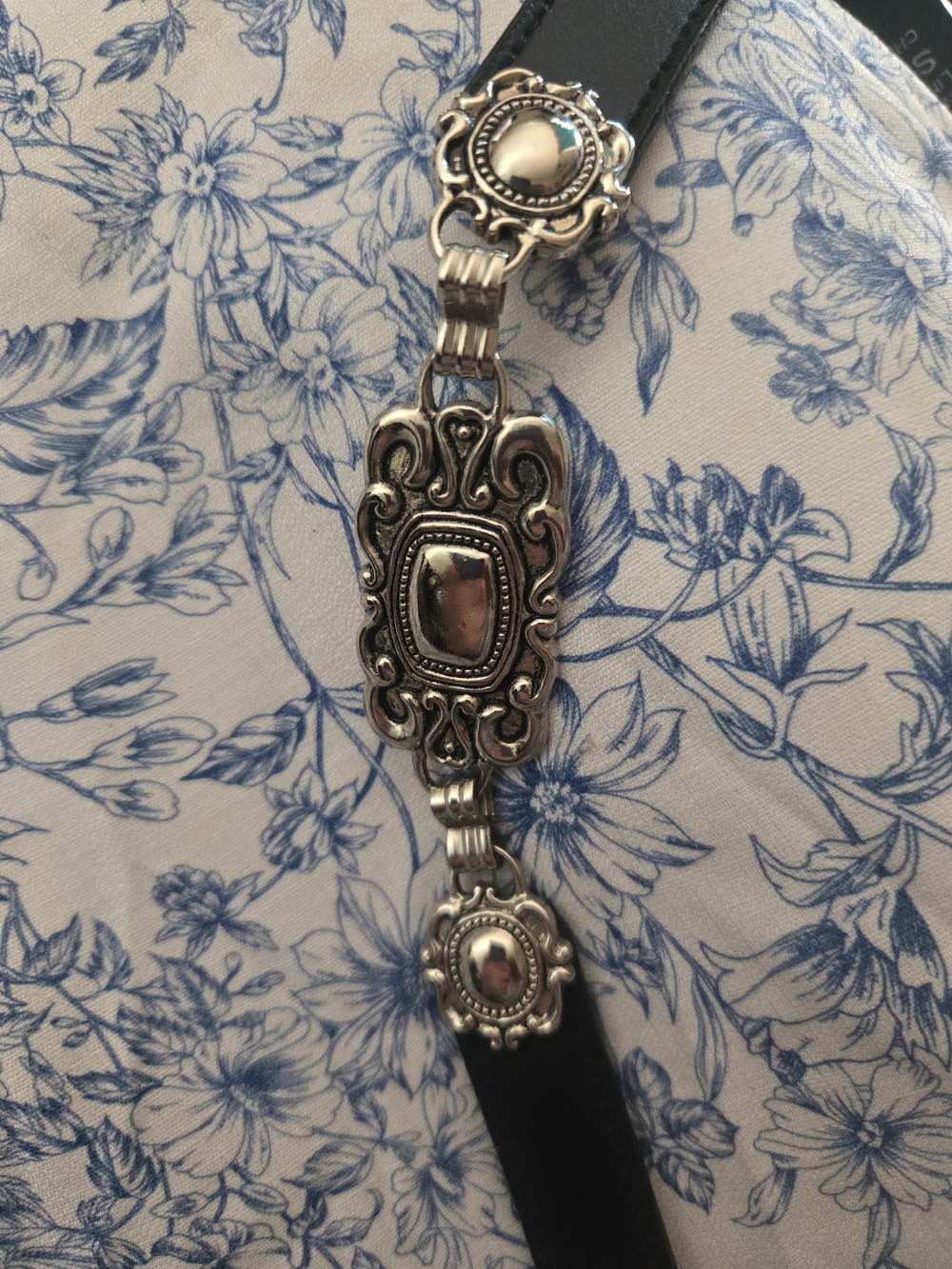 vintage-style black leather belt featuring ornate silver-tone concho medallions - Picture 4 of 6